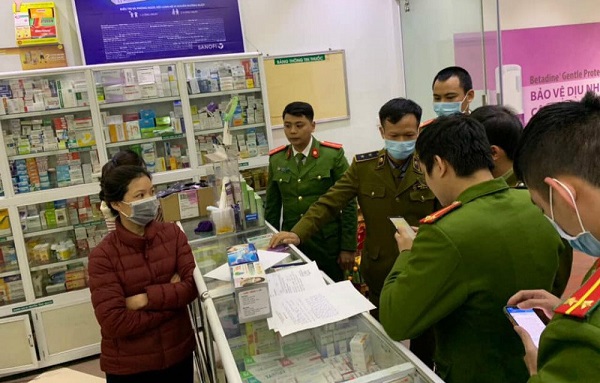 Lực lượng Quản lý thị trường kiểm tra tại một cửa hàng Lực lượng Quản lý thị trường kiểm tra tại một cửa hàng