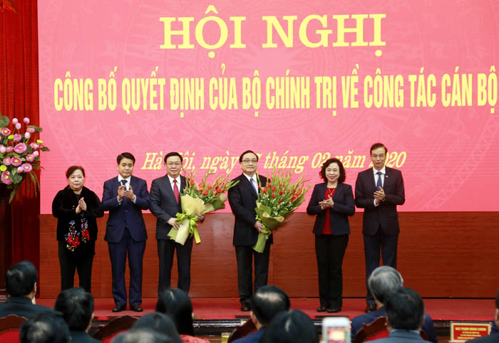 Các đồng chí Thường trực Thành uỷ Hà Nội tặng hoa chúc mừng đồng chí Vương Đình Huệ và Hoàng Trung Hải nhận nhiệm vụ mới