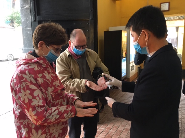 Du khách nước ngoài được phát khẩu trang, xịt dung dịch sát khuẩn