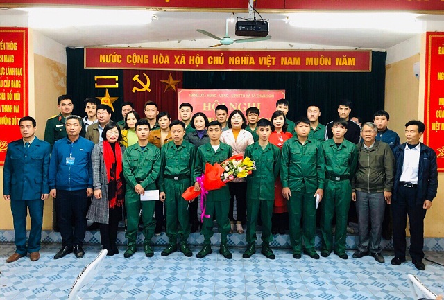 Lãnh đạo Hội LHPN huyện cùng các đại biểu tặng hoa, quà động viên tân binh lên đường nhập ngũ Lãnh đạo Hội LHPN huyện cùng các đại biểu tặng hoa, quà động viên tân binh lên đường nhập ngũ