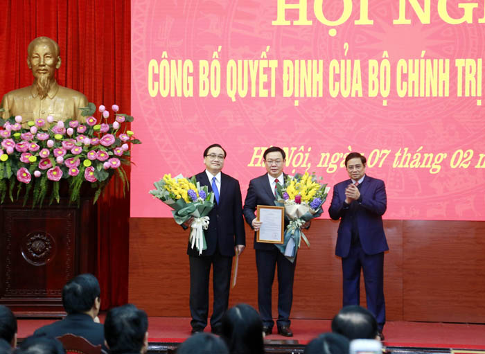 Trưởng ban Tổ chức Trung ương Phạm Minh Chính tặng hoa chúc mừng hai đồng chí nhận nhiệm vụ mới