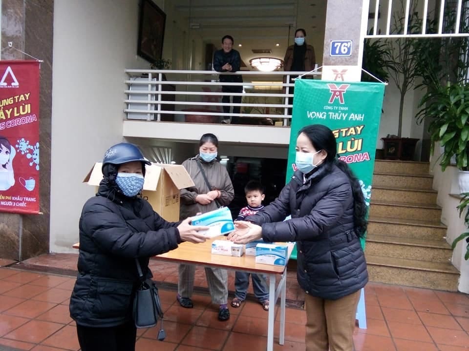 Hội LHPN quận T&acirc;y Hồ ph&aacute;t khẩu trang miễn ph&iacute; cho người d&acirc;n để ph&ograve;ng chống dịch Corona
