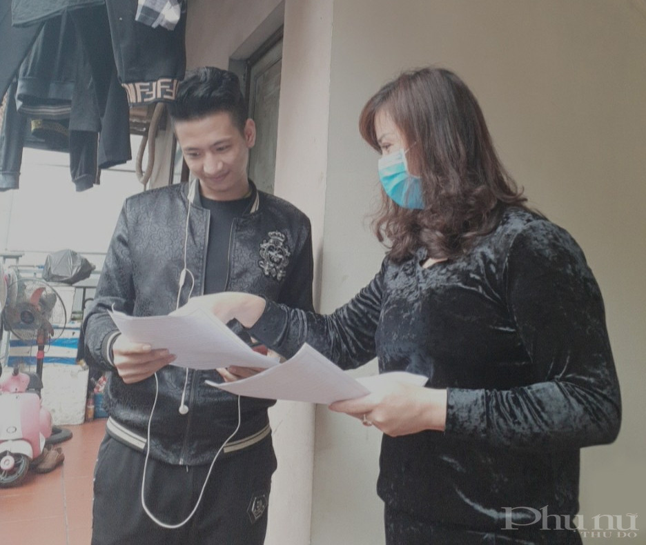 Cán bộ phường Mễ Trì tới tận nhà phát tờ rơi cho người dân.