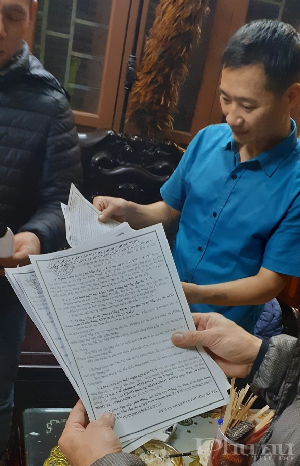 Phát tờ rơi tới tận nhà cho người dân.