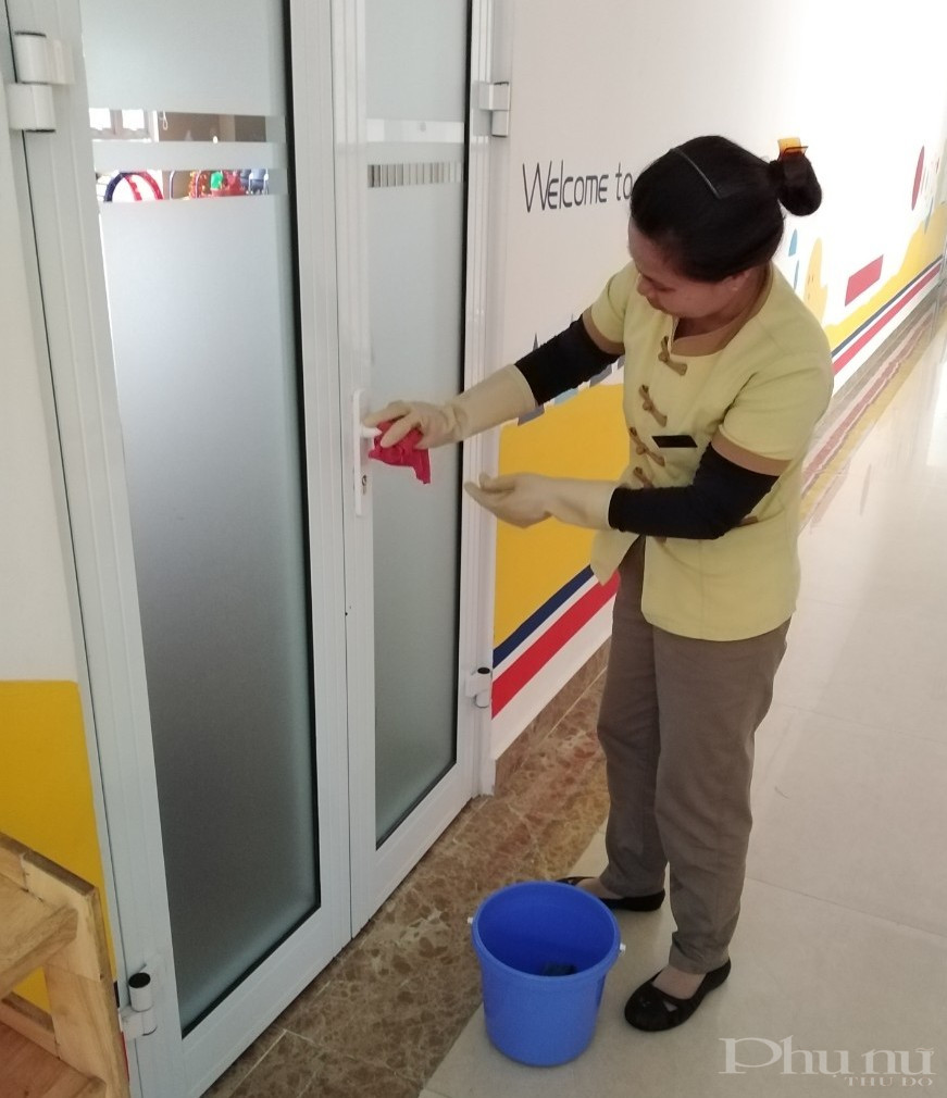 Vệ sinh, khử khuẩn phòng chống dịch nCoV tại các công ty trên địa bàn phường.