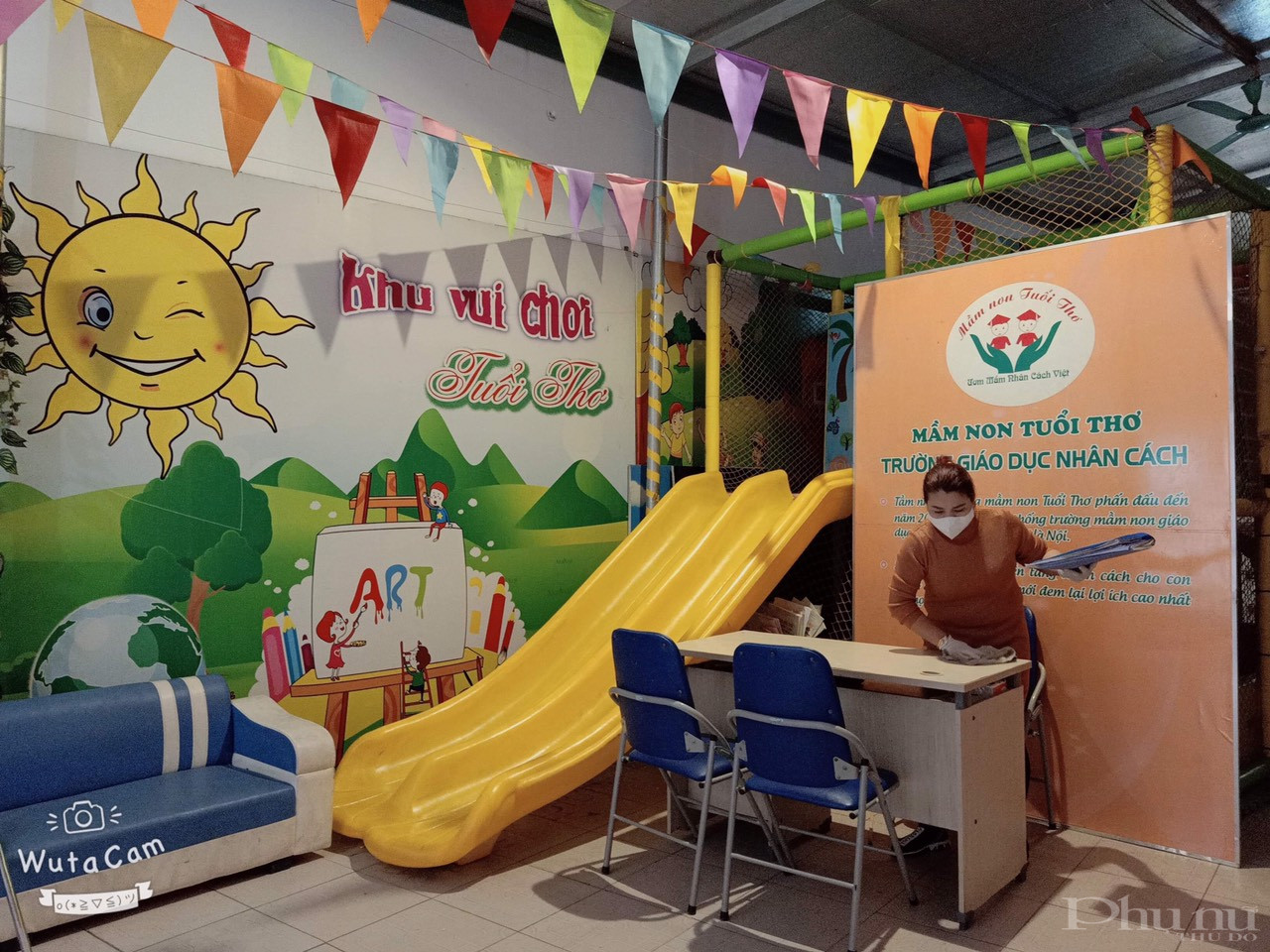 Nhân viên cơ sở mầm non thực hiện vệ sinh, khử khuẩn lớp học.