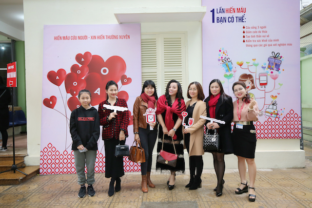 Bạn b&egrave; c&ugrave;ng đi hiến m&aacute;u c&ugrave;ng NSƯT Tố Nga