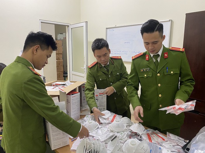 L&ocirc; khẩu trang kh&ocirc;ng r&otilde; nguồn gốc đang được lực lượng c&ocirc;ng an kiểm tra.