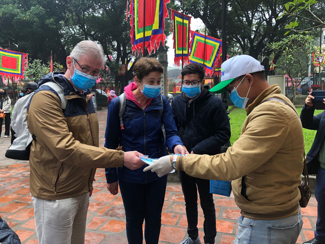 Vợ chồng ông bà Colingny (Pháp) bày tỏ ấn tượng với việc phòng, chống bệnh do nCoV tại điểm tham quan của Hà Nội.