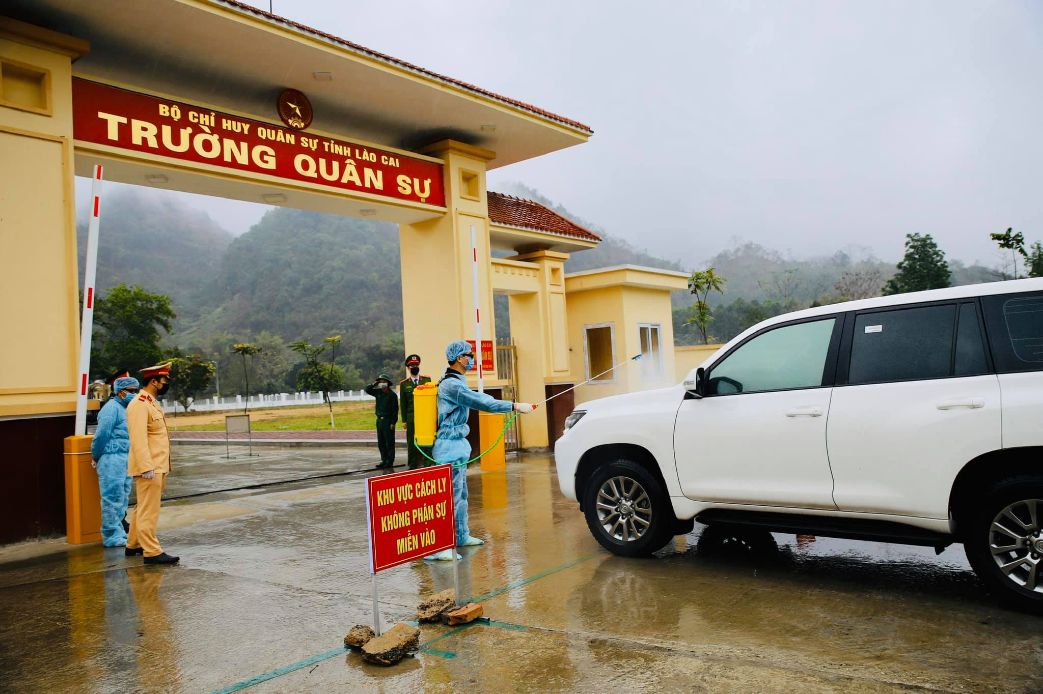 C&ocirc;ng t&aacute;c khử tr&ugrave;ng, khử khuẩn được thực hiện tốt tại c&aacute;c cửa khẩu.