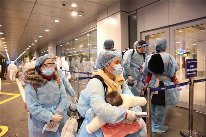 Các công dân Việt Nam làm thủ tục nhập cảnh tại Sân bay Vân Đồn.