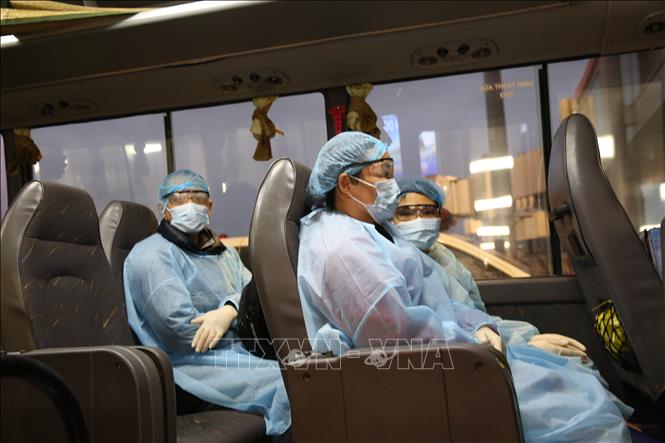 Xe đưa các công dân Việt Nam rời sân bay Vân Đồn đến khu vực cách ly để theo dõi và điều trị.