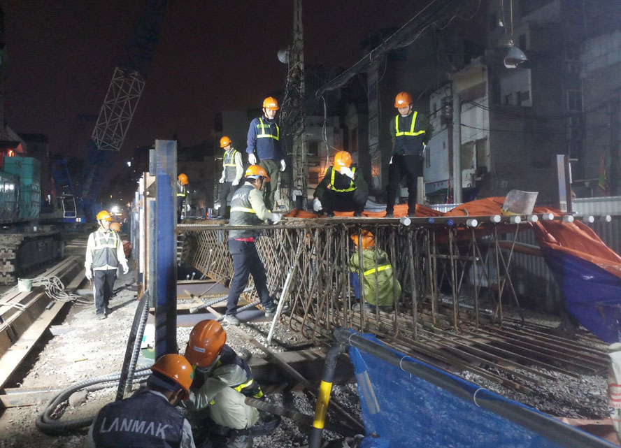 C&ocirc;ng nh&acirc;n thi c&ocirc;ng 3 ca li&ecirc;n tục tr&ecirc;n c&ocirc;ng trường ga S11 nhằm sớm đưa dự &aacute;n đường sắt Nhổn &ndash; ga H&agrave; Nội &ldquo;về đ&iacute;ch&rdquo;.