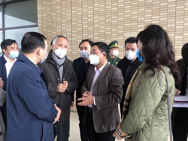 Thứ trưởng Bộ C&ocirc;ng Thương Trần Quốc Kh&aacute;nh (thứ hai từ tr&aacute;i sang) c&ugrave;ng đo&agrave;n c&ocirc;ng t&aacute;c l&agrave;m việc với l&atilde;nh đạo Sở C&ocirc;ng Thương L&agrave;o Cai.