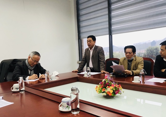 &Ocirc;ng Đỗ Trường Giang - Gi&aacute;m đốc Sở C&ocirc;ng Thương L&agrave;o Cai b&aacute;o c&aacute;o đo&agrave;n c&ocirc;ng t&aacute;c.