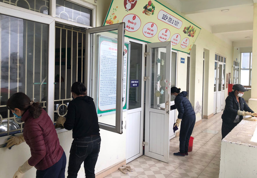 Trường Mầm non Xu&acirc;n La (quận T&acirc;y Hồ) vệ sinh m&ocirc;i trường ph&ograve;ng chống dịch bệnh nCoV.