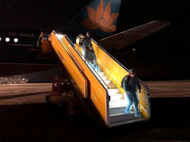 Chuyến bay đưa người Việt từ Vũ H&aacute;n trở về hạ c&aacute;nh ở s&acirc;n bay V&acirc;n Đồn