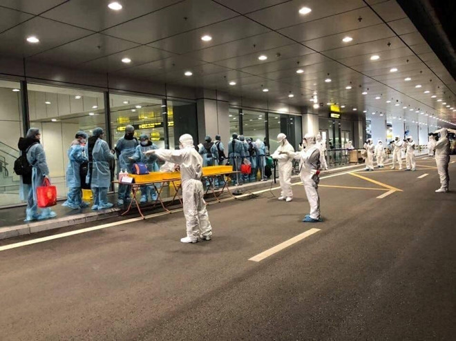 Tổ bay, c&aacute;c c&ocirc;ng d&acirc;n Việt Nam c&ugrave;ng nh&acirc;n vi&ecirc;n ở s&acirc;n bay đ&atilde; thực hiện đầy đủ c&aacute;c quy tr&igrave;nh bảo hộ, tẩy tr&ugrave;ng