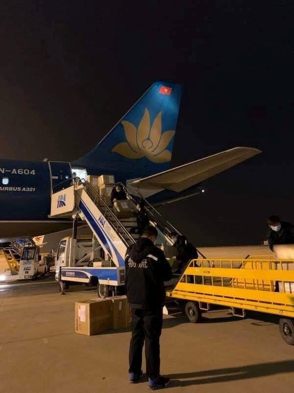 Chuyến bay đến Vũ Hán đón người Việt trở về: Tổ bay mặc 2 lớp bảo hộ - ảnh 5