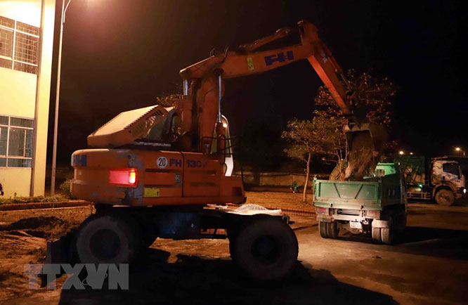 Xe cơ giới dọn vệ sinh tại khu vực Trường Văn h&oacute;a Nghệ thuật Vĩnh Ph&uacute;c - địa điểm được chọn l&agrave;m bệnh viện d&atilde; chiến