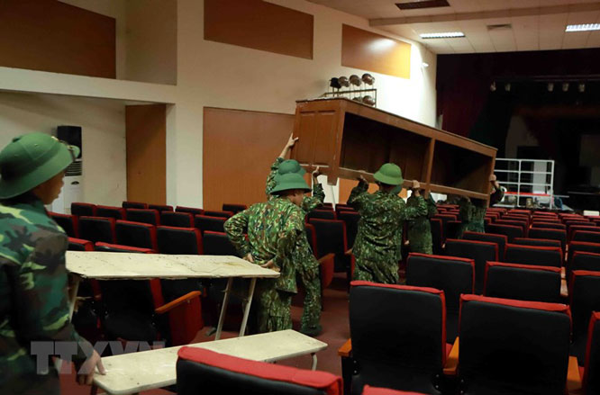 Lực lượng bộ đội k&ecirc; dọn đồ đạc, chuẩn bị ph&ograve;ng cho bệnh viện d&atilde; chiến