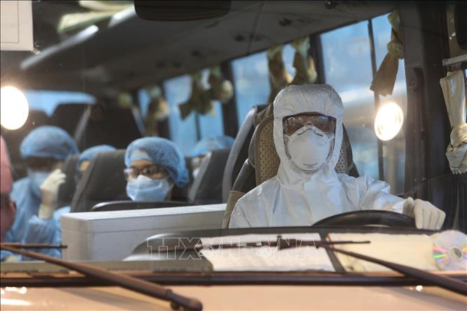 Xe đưa các công dân Việt Nam rời sân bay Vân Đồn đến khu vực cách ly để theo dõi và điều trị.