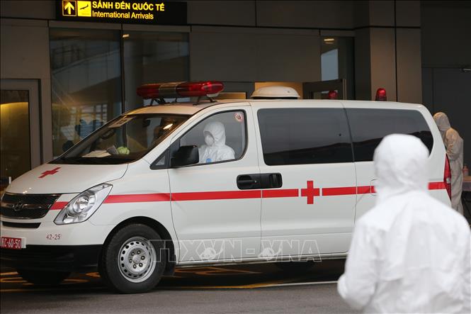 Xe chuyên dụng cùng các thiết bị y tế sẵn sàng đáp ứng việc điều trị lưu động cho các tình huống.