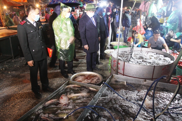 Đoàn công tác của Sở NN&PTNT Hà Nội kiểm tra thực tế tại chợ đầu mối Minh Khai rạng sáng 12/2