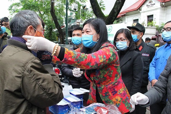 Bà Nguyễn Lan Hương - Chủ tịch Ủy ban Mặt trận Tổ quốc Việt Nam TP Hà Nội tặng khẩu trang miễn phí cho người dân