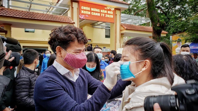 Nghệ sĩ Xuân Bắc xuống đường phát khẩu trang cho người dân