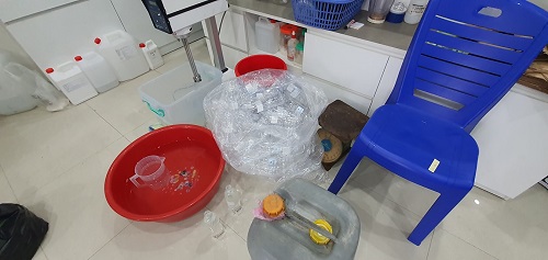 Dụng cụ tự chế gel rửa tay khô gắn mác Học viện Quân y vừa bị lực lượng chức năngTP Hà Nội phát hiện, thu giữ