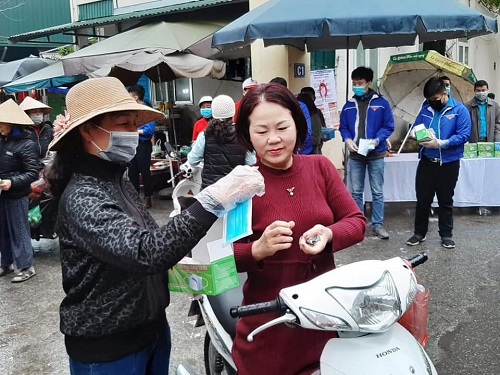 C&aacute;n bộ Hội PN quận Bắc Từ Li&ecirc;m ph&aacute;t khẩu trang miễn ph&iacute; cho người d&acirc;n