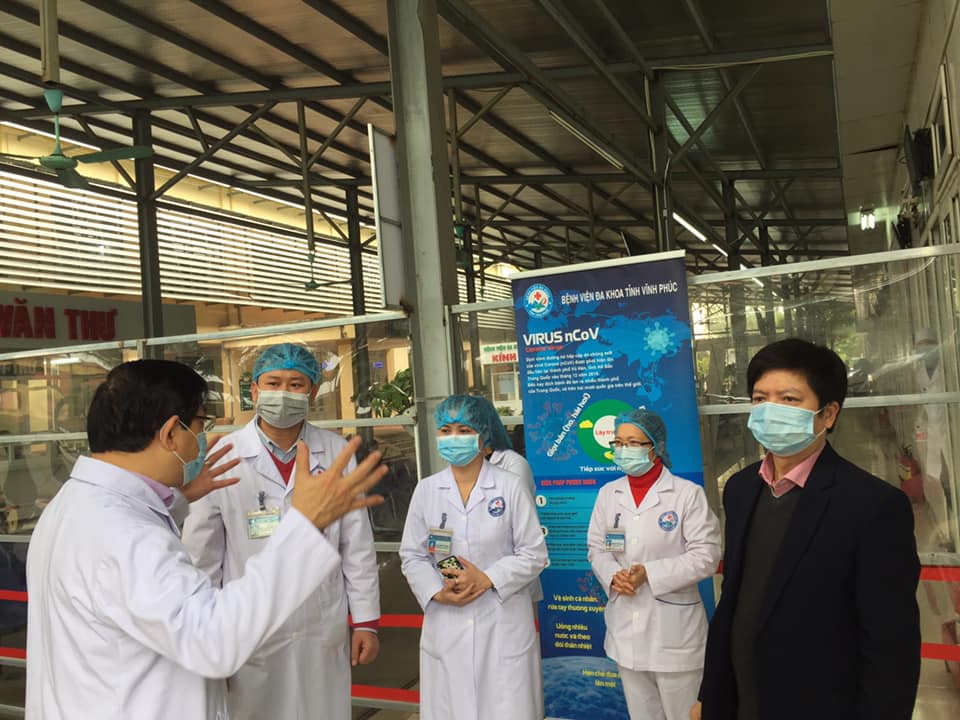 PGS.TS Lương Ngọc Khuê, Cục trưởng Cục QLKCB hướng dẫn cán bộ y tế tỉnh Vĩnh Phúc về chẩn đoán điều trị, dự phòng, kiểm soát nhiễm khuẩn bệnh viêm đường hô hấp cấp tính Covid-2019.