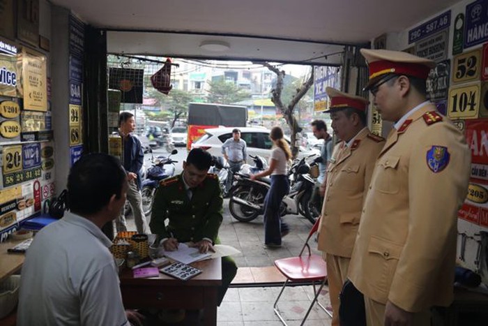 Tổ công tác lập biên bản xử phạt chủ cơ sở sản xuất biển kiểm soát xe giả