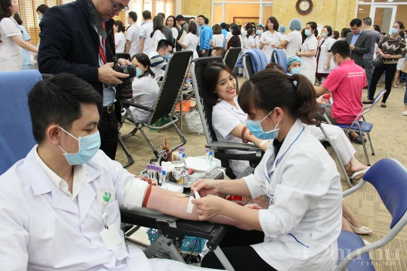 Theo TS Ngô Mạnh Quân - Phó Giám đốc Trung tâm Máu quốc gia, viện Huyết học và truyền máu Trung ương, Ở đâu đó có người cần máu, suy đa tạng nếu thiếu máu sẽ chết nhưng có máu sẽ sống, các anh em sẵn sàng, không một ai từ chối việc làm này cả.người dân không nên lo ngại nguy cơ lây nhiễm khi đi hiến máu., phó gđ trung tâm máu quốc gia, viện huyết học truyền máu