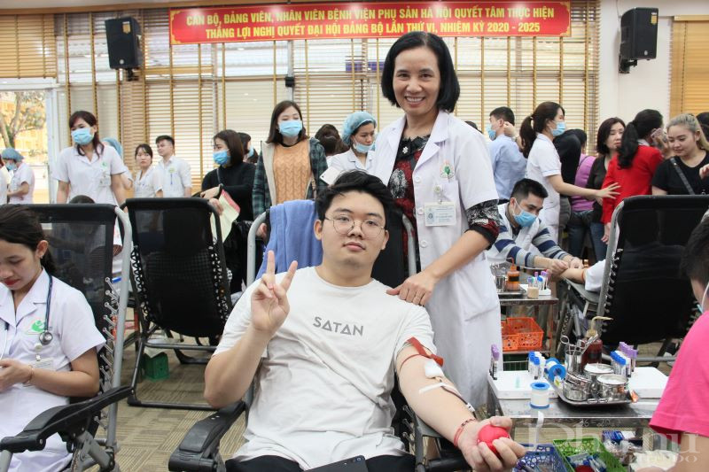 Lần đầu tiên tham gia hiến máu, sinh viên năm hai đại học Bách Khoa Hà Nội Lê Quốc Hưng (con trai ThS.BS Nguyễn Thị Nguyệt Ánh - Phó trưởng phòng kế hoạch tổng hợp) cảm thấy hơi run, nhưng rất vui vì mình làm được một việc ý nghĩa.