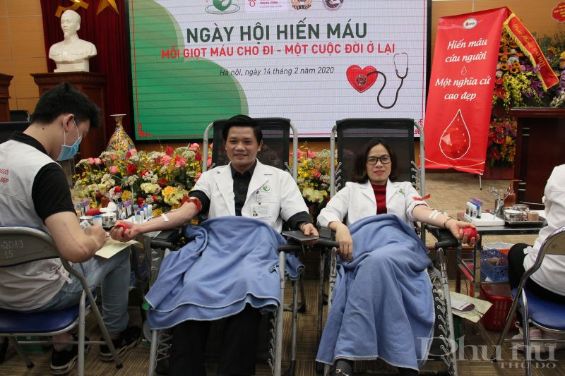 TS.BS Nguyễn Duy Ánh - Giám đốc bệnh viện Phụ sản Hà Nội và BS. Nguyễn Thị Thu Hà - Phó Giám đốc bệnh viện tham gia hiến máu trong ngày hội hiến máu ngày 14/2