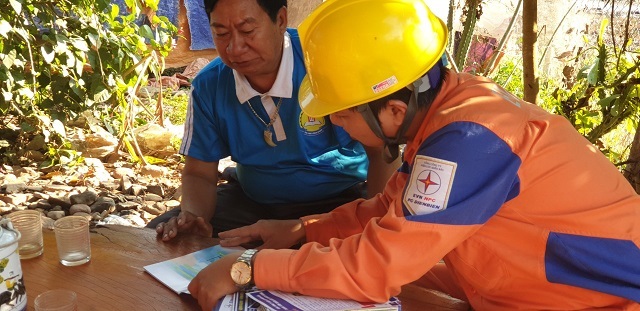 Cán bộ ngành điện tư vấn cho người dân cách sử dụng điện an toàn, tiết kiệm. Cán bộ ngành điện tư vấn cho người dân cách sử dụng điện an toàn, tiết kiệm.