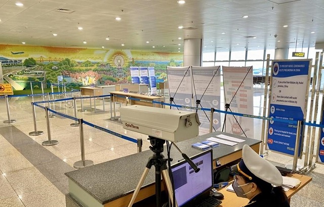 Khu vực đo th&acirc;n nhiệt để ph&aacute;t hiện h&agrave;nh kh&aacute;ch c&oacute; biểu hiện c&uacute;m, sốt cao sẽ được đưa v&agrave;o c&aacute;ch ly ri&ecirc;ng để tr&aacute;nh nguy cơ l&acirc;y nhiễm dịch virus corona.