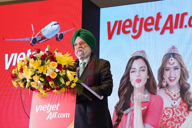 Quốc vụ khanh phụ trách Hàng không Ấn Độ - Ngài Hardeep Singh Puri phát biểu chúc mừng tại buổi lễ công bố các đường bay thẳng kết nối Việt Nam - Ấn Độ của Vietjet. Quốc vụ khanh phụ trách Hàng không Ấn Độ - Ngài Hardeep Singh Puri phát biểu chúc mừng tại buổi lễ công bố các đường bay thẳng kết nối Việt Nam - Ấn Độ của Vietjet.