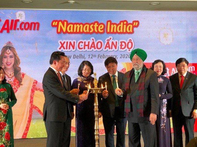 Nghi thức công bố khai trương các đường bay của Vietjet với sự chứng kiến của Phó Chủ tịch nước Đặng Thị Ngọc Thịnh, Thứ trưởng Bộ GTVT Lê Đình Thọ, Đại sứ Phạm Sanh Châu,  Phó Chủ tịch Vietjet Nguyễn Thanh Hùng và Ngài Hardeep Singh Puri - Quốc vụ khanh phụ trách Hàng không Ấn Độ (từ trái qua) Nghi thức công bố khai trương các đường bay của Vietjet với sự chứng kiến của Phó Chủ tịch nước Đặng Thị Ngọc Thịnh, Thứ trưởng Bộ GTVT Lê Đình Thọ, Đại sứ Phạm Sanh Châu,  Phó Chủ tịch Vietjet Nguyễn Thanh Hùng và Ngài Hardeep Singh Puri - Quốc vụ khanh phụ trách Hàng không Ấn Độ (từ trái qua)