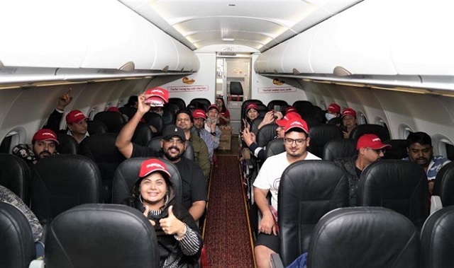 Người dân và du khách hào hứng với chuyến bay khai trương Hà Nội - New Delhi. Người dân và du khách hào hứng với chuyến bay khai trương Hà Nội - New Delhi.