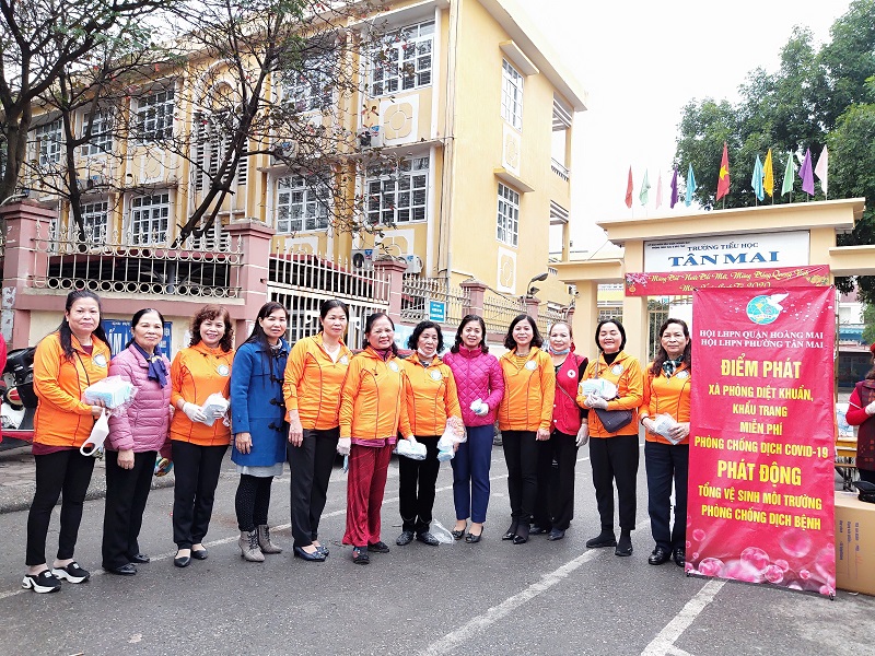 Từ s&aacute;ng sớm c&aacute;c chị em c&aacute;n bộ Hội đ&atilde; c&oacute; mặt tại c&aacute;c địa chỉ để  chuẩn bị sẵn s&agrave;ng cho việc ph&aacute;t khẩu trang miễn ph&iacute; phục vụ người d&acirc;n
