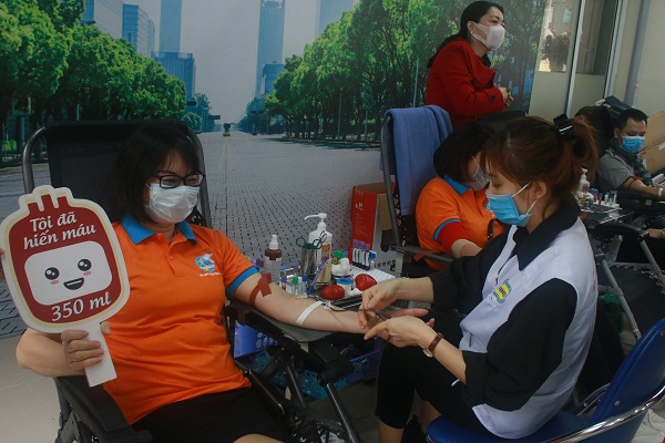 Đồng ch&iacute; Trịnh Thị Hồng Thủy, Chủ tịch Hội LHPN quận c&ugrave;ng Chi hội Hiến m&aacute;u t&igrave;nh nguyện của Hội LHPN quận Thanh Xu&acirc;n tham gia hiến m&aacute;u