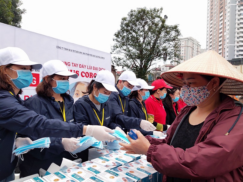 &ldquo;Đi ngang phố T&acirc;n Mai t&ocirc;i thấy ph&aacute;t khẩu trang y tế miễn ph&iacute; liền v&agrave;o xin. Mấy h&ocirc;m nay ra c&aacute;c tiệm thuốc mua khẩu trang y tế rất kh&oacute;, nhiều tiệm thuốc hết h&agrave;ng. D&ugrave; mỗi người được ph&aacute;t 3 chiếc khẩu trang th&ocirc;i nhưng t&ocirc;i thấy việc ph&aacute;t miễn ph&iacute; như vậy l&agrave; rất đ&aacute;ng tr&acirc;n trọng&rdquo;, chị Nguyễn Thị Hoa, phường T&acirc;n Mai chia sẻ