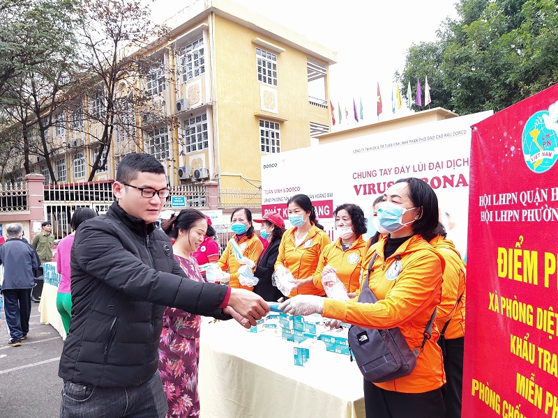 C&aacute;n bộ Hội ph&aacute;t khẩu trang miễn ph&iacute; cho người d&acirc;n