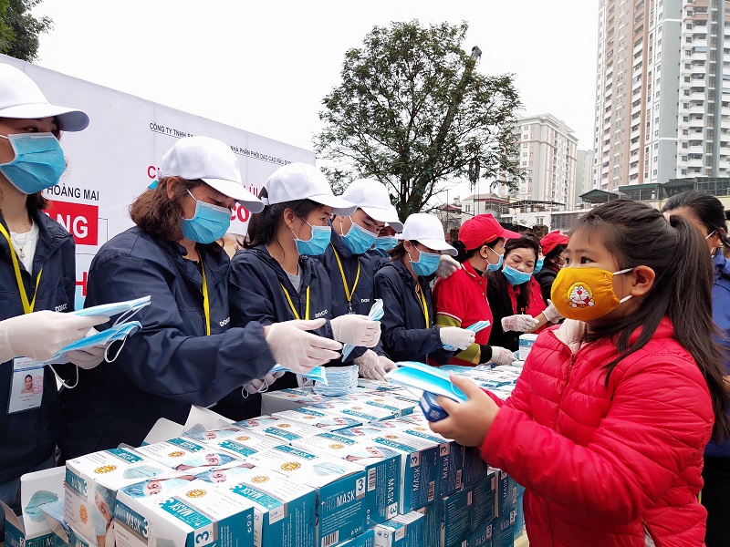 Người d&acirc;n từ mọi lứa tuổi tử người gi&agrave; đến trẻ em đến tại địa chỉ của Hội tổ chưc để nhận khẩu trang, x&agrave; ph&ograve;ng diệt khuẩn