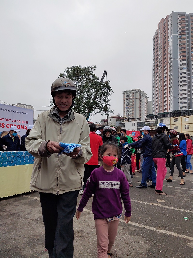 Do kh&ocirc;ng mua được khẩu trang y tế n&ecirc;n một số gia đ&igrave;nh cũng chưa trang bị cho c&aacute;c em nhỏ khẩu trang. Khi đến nhận khẩu trang miễn ph&iacute;, c&aacute;c em nhỏ được c&aacute;n bộ Hội hướng dẫn c&aacute;ch sử dụng.
