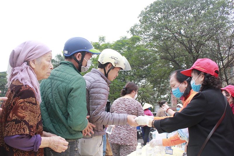 &ldquo;Ch&uacute;ng t&ocirc;i thấy mọi người rủ nhau đi ra mấy địa chỉ do Hội PN tổ chức ph&aacute;t miễn ph&iacute; khẩu trang n&ecirc;n cũng tranh thủ t&igrave;m đến lấy. Ch&uacute;ng t&ocirc;i cảm thấy đ&acirc;y l&agrave; một việc l&agrave;m c&oacute; &yacute; nghĩa v&agrave; cần nh&acirc;n rộng chương tr&igrave;nh x&atilde; hội từ thiện n&agrave;y hơn nữa. Bởi chuyện tăng gi&aacute; khẩu trang y tế do dịch bệnh l&agrave; kh&ocirc;ng hay lắm&rdquo;, người d&acirc;n phấn khởi đến nhận khẩu trang y tế miễn ph&iacute;.