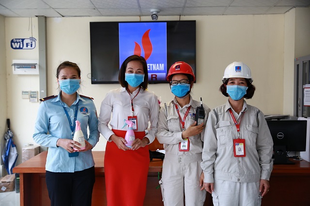 Nh&acirc;n vi&ecirc;n an ninh tại cổng A2 nhận dung dịch rửa tay.